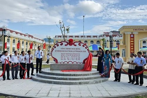 Bài 1: Công trình gắn biển chào mừng 60 năm ngày thành lập tỉnh