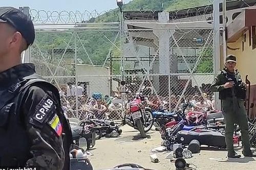 Venezuela đột kích nhà tù, phát hiện vườn thú và sòng bạc bên trong