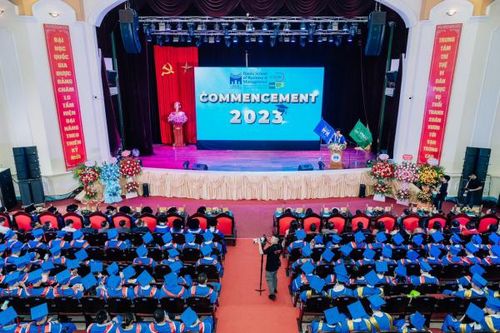 Trường Quản trị và Kinh doanh trao bằng tốt nghiệp cho 140 tân cử nhân, tân thạc sĩ