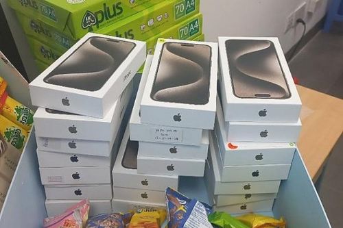 Nam hành khách xách 20 chiếc Iphone 15 Promax nhập lậu