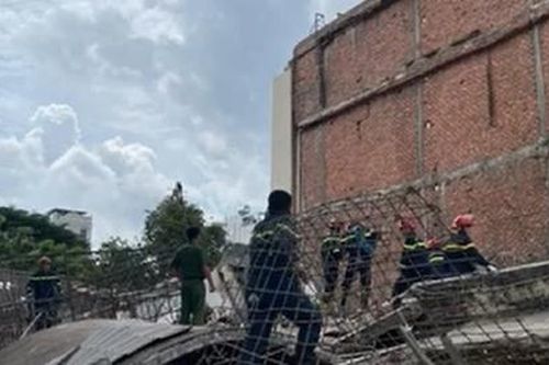 Cảnh sát cứu 2 người bị vùi lấp trong căn nhà 4 tầng đổ sập
