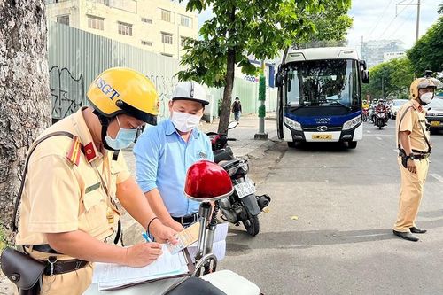 Giấy tờ bắt buộc phải có của người điều khiển xe máy khi Cảnh sát giao thông kiểm tra