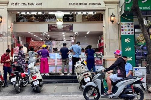 Thị trường bánh Trung thu trăm người bán, một người mua