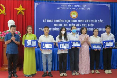 Khánh Hòa: Hơn 1 tỉ đồng học bổng và phần thưởng tặng học sinh và giáo viên nhân dịp đầu năm học