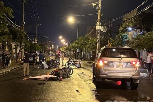 Xe máy 'găm' vào đầu xe 7 chỗ trong cơn mưa, nam thanh niên tử nạn