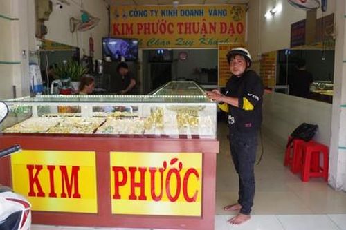 Người dân hỗ trợ bắt 'nóng' đối tượng cướp giật tại tiệm vàng