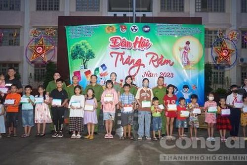 Mang 'mùa trăng yêu thương' đến với các em hoàn cảnh khó khăn ở huyện Củ Chi