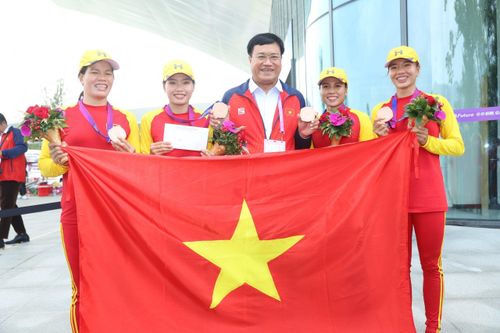 Trưởng đoàn thể thao Việt Nam thưởng nóng đội tuyển rowing