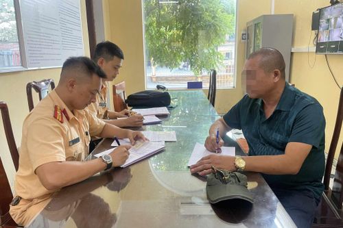 Tài xế lấn hết làn đường, còn hung hăng giở thói côn đồ bị phạt 12 triệu đồng