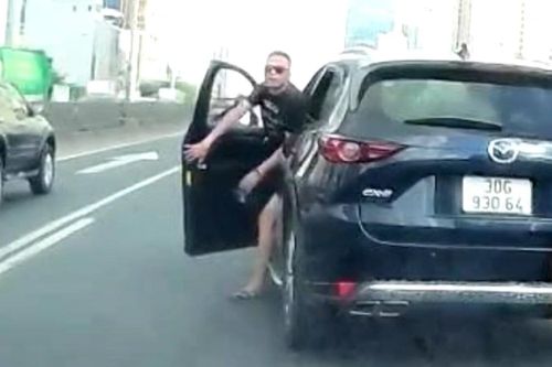 Đi vào làn khẩn cấp đường trên cao Hà Nội, tài xế còn hùng hổ xuống xe nạt nộ