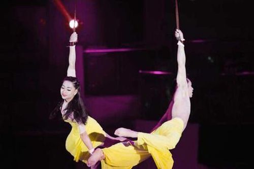 Khi xiếc kết hợp cùng... nhạc rock