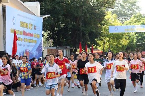 Gần 500 VĐV tranh tài tại chung kết Giải chạy Báo Hànôịmới huyện Sóc Sơn