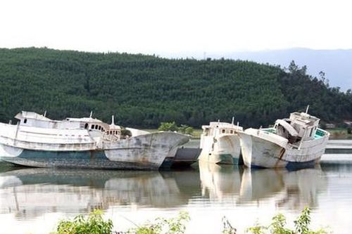 Nhiều xác tàu 'khủng' mắc cạn cản đường thuyền ngư dân vào tránh trú bão