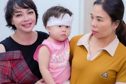 Nghệ sĩ Trà My tặng quà Trung thu cho trẻ em ở bệnh viện