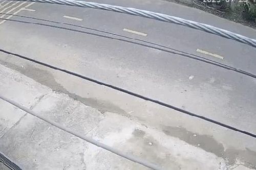 Thót tim cảnh nữ tài xế lái ô tô kéo lê xe máy trên đường