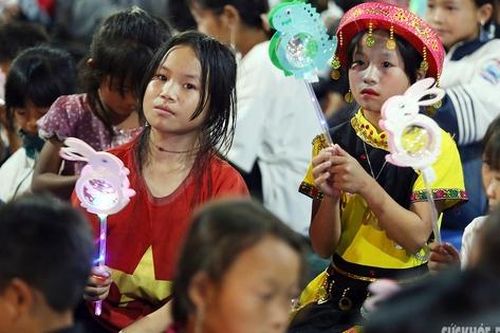 Ấm áp đêm Trung thu của trẻ em vùng biên giới