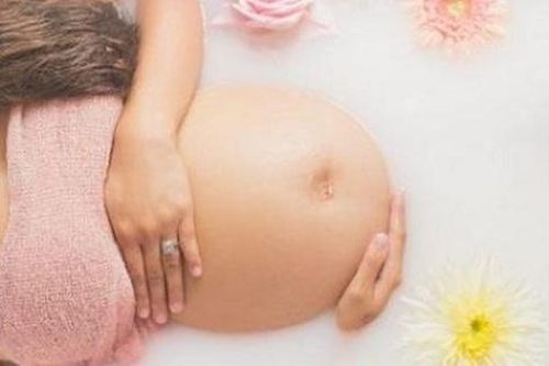Những lưu ý tắm gội an toàn với bà bầu