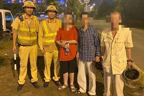 Giải cứu thiếu niên có biểu hiện không bình thường đạp xe ngược chiều trên cao tốc