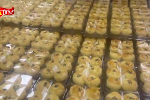 Cận cảnh gần 2 nghìn bánh Trung thu trứng chảy nhập lậu khi vừa tập kết về Thủ đô