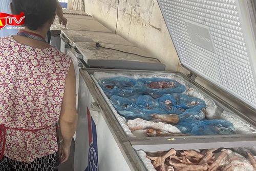 Phát hiện gần 3 tấn thịt lợn đông lạnh có dấu hiệu ôi thiu, biến đổi màu, đang bày bán tại chợ