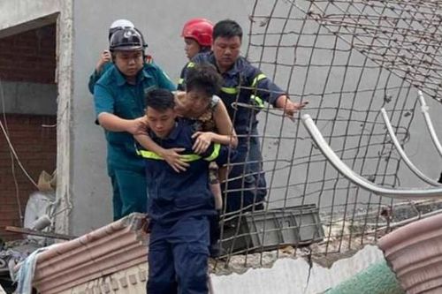 Vụ sập nhà 4 tầng ở TP HCM bệnh viện kích hoạt báo động đỏ cứu chữa 2 nạn nhân