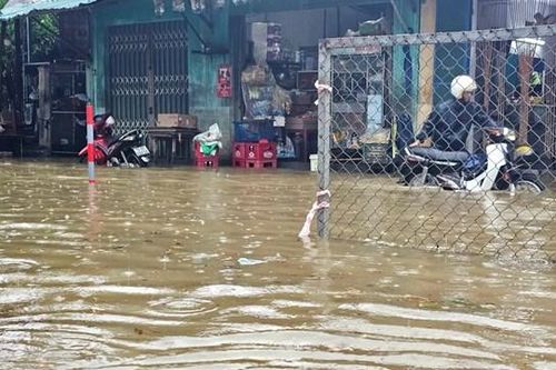 Mưa lớn, nhiều tuyến đường ở TP Huế bị ngập sâu, giao thông đi lại khó khăn