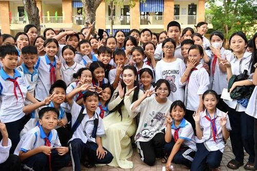 Hoa hậu Ban Mai mang Trung thu đến với trẻ em có hoàn cảnh khó khăn