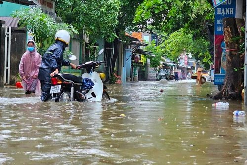 Mưa trắng trời, nhiều tuyến đường ở Huế ngập cục bộ