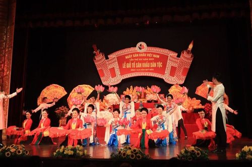 'Biết ơn tiền nhân đã vượt qua định kiến để tạo nên nghệ thuật sân khấu'