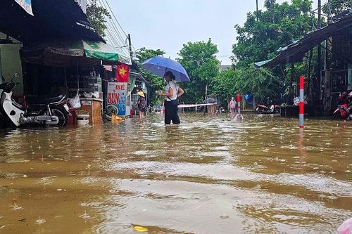 Mưa lớn, nhiều tuyến đường ở Thừa Thiên Huế bị ngập sâu