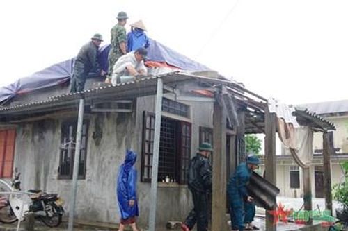 Bộ đội, dân quân khắc phục hậu quả lốc xoáy