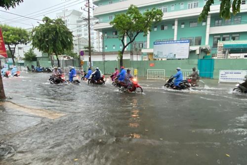 Mưa to và rất to, nhiều khu vực của Đà Nẵng ngập sâu