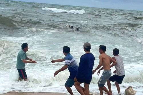 Hà Tĩnh: Cứu sống 3 ngư dân bị chìm thuyền, ôm can nhựa lênh đênh trên biển