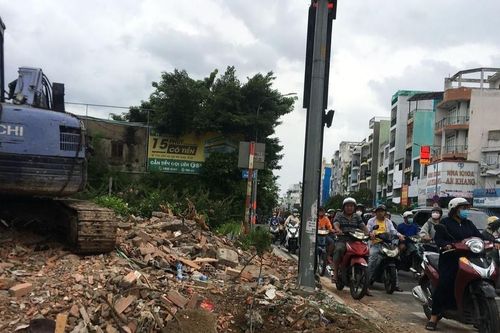 Căn nhà 4 mặt tiền số 845 Âu Cơ đang được khẩn trương tháo dỡ