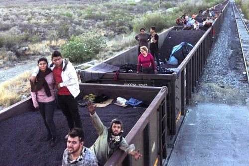 Nhiều người di cư đến biên giới Mexico - Mỹ bằng xe bus hoặc tàu chở hàng
