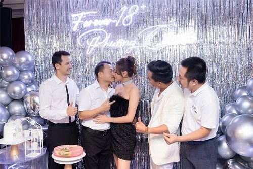 Vợ chồng Phương Oanh - Shark Bình khóa môi tình tứ trong tiệc sinh nhật