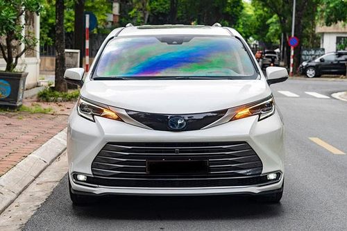 'Soi' Toyota Sienna Platinum chạy 2 năm, bán vẫn hơn 4 tỷ ở Hà Nội