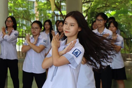 Hàng trăm tân học sinh 'cháy' cùng điệu nhảy flashmob