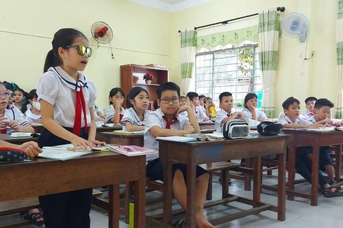 Khi bàn ghế lớp học 'làm khó' thầy, trò