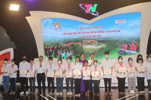 Chung tay chăm lo, giúp đỡ học sinh nghèo hiếu học