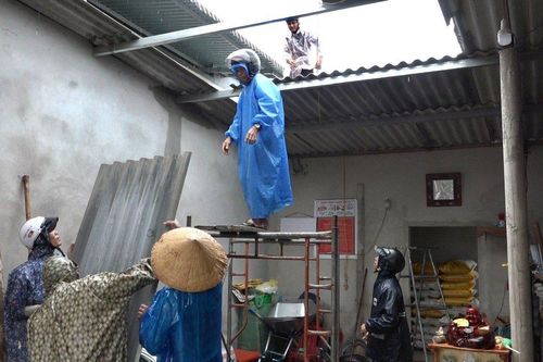 Mưa lớn kèm lốc xoáy làm tốc mái gần 70 nhà dân ở Quảng Trị