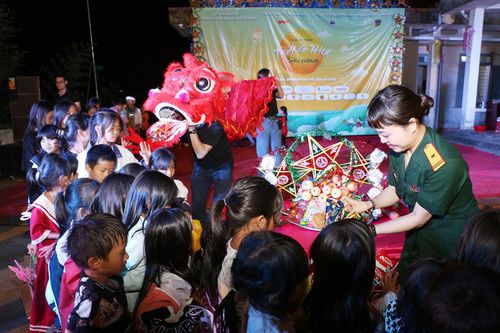 'Trăng thu biên cương' đến với học sinh vùng cao