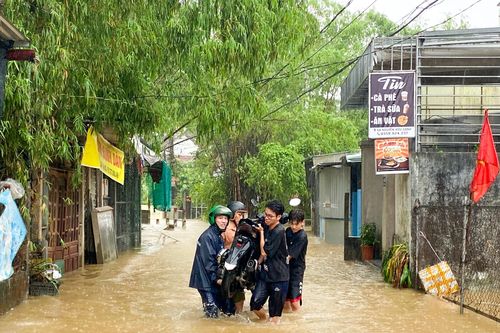 Thừa Thiên - Huế ngập lụt, nhiều nhà dân bị tốc mái
