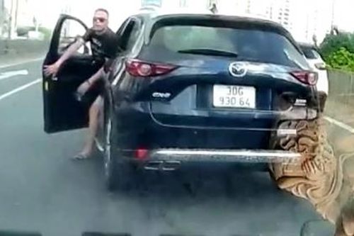 Đi vào làn khẩn cấp, tài xế còn hùng hổ xuống xe gây sự