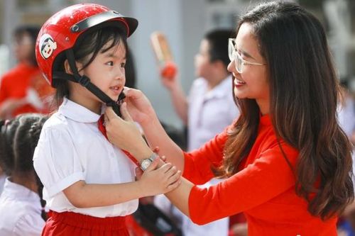 Hai triệu mũ bảo hiểm được trao tặng cho học sinh lớp 1 trên toàn quốc năm học 2023 - 2024