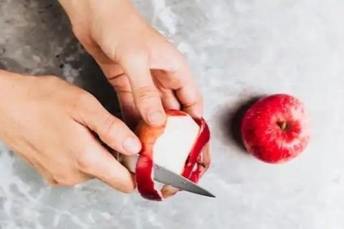 Nên ăn táo cả vỏ hay bỏ vỏ?