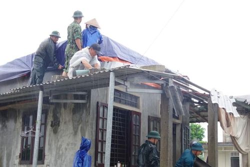 Lực lượng vũ trang Thừa Thiên Huế giúp người dân khắc phục hậu quả lốc xoáy