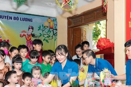 Trung thu đong đầy yêu thương đến với trẻ em mồ côi