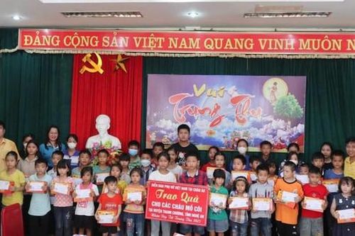 Diễn đàn Phụ nữ Việt Nam tại châu Âu trao quà tặng trẻ mồ côi nhân dịp Tết Trung thu