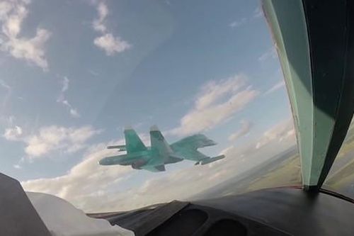 Cường kích ném bom Su-34 Nga tấn công sở chỉ huy và xe bọc thép Ukraine